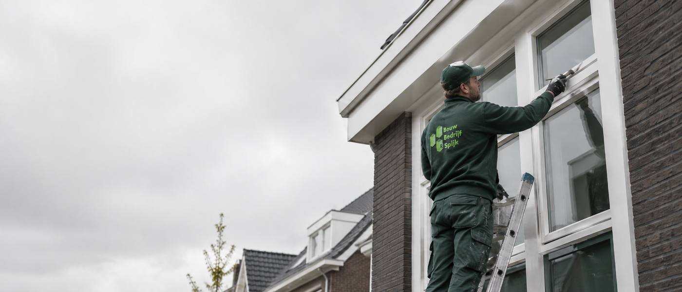 Schilder van Spijk Schilderwerken schildert kozijnen van een woning in Barendrecht